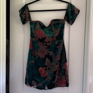 Strapless/ off the shoulder dress